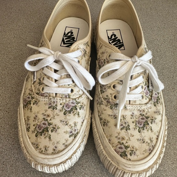 EUC vans with lug sole. - Picture 2 of 3